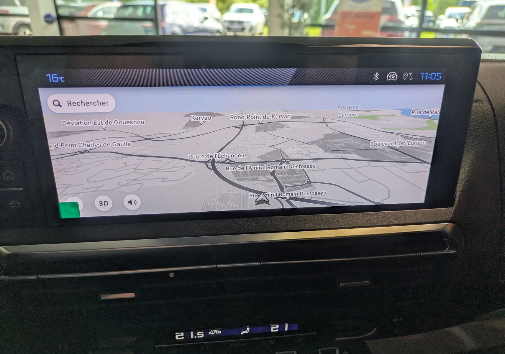 Écran tactile du système de navigation du Peugeot Traveller 2026, affichant une carte en mode 3D.