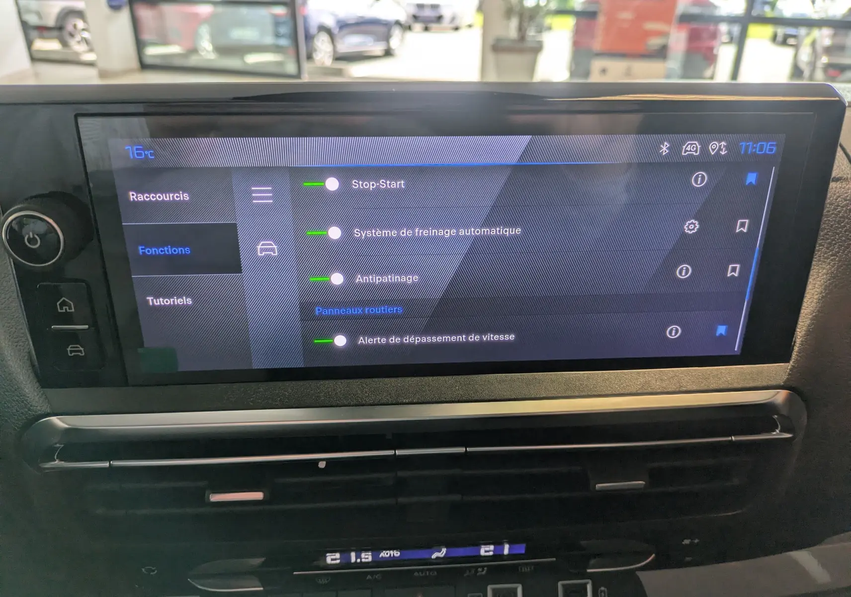 Écran tactile central affichant les réglages d’aides à la conduite dans un Peugeot Traveller noir, vue intérieure frontale.