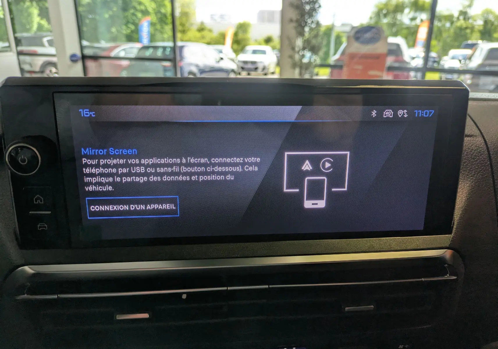 Écran tactile central du Peugeot Traveller noir, affichant la connexion Mirror Screen, vue intérieure frontale.