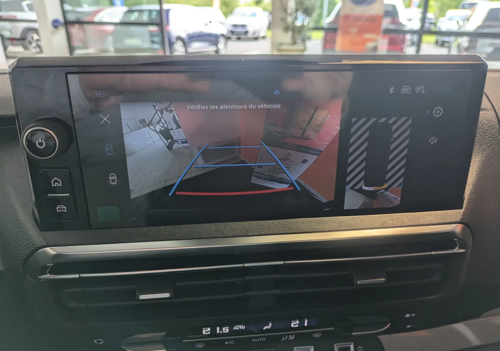 Écran tactile intérieur montrant la caméra de recul et l'affichage 360° du Peugeot Traveller noir, vue de face.
