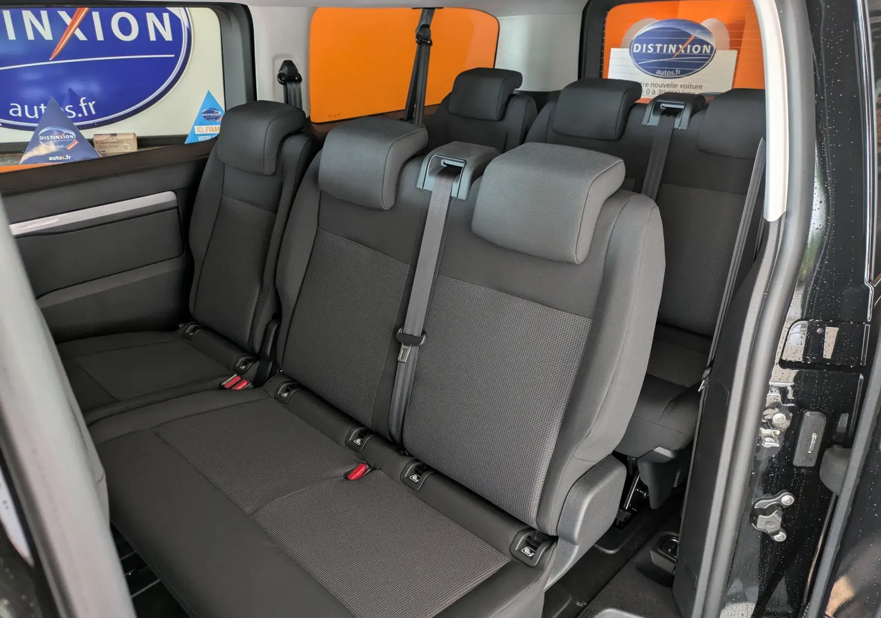 Vue intérieure côté droit montrant les sièges noirs 9 places du Peugeot Traveller 2026 version XL Business.