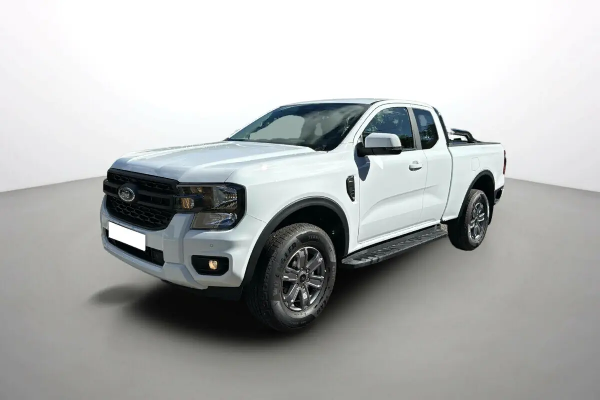 Ford Ranger blanc glacier en 3/4 avant droit avec arceaux inox et marchepieds intégrés aux pare-chocs.