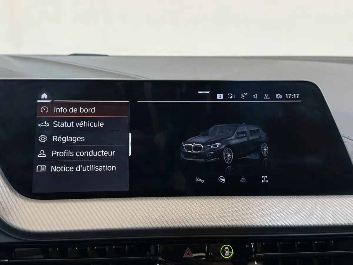 Écran tactile intérieur affichant le menu principal et une image 3D noire de la BMW Série 1 Edition M Sport Pro.