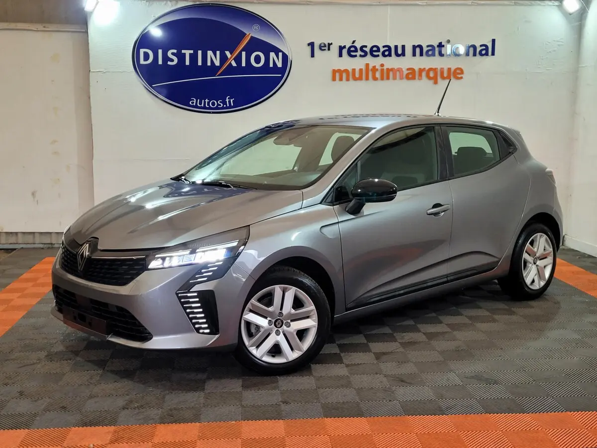 Renault Clio Evolution Blue dCi 100 gris foncé en 3/4 avant droit avec feux LED et jantes alliage visibles.