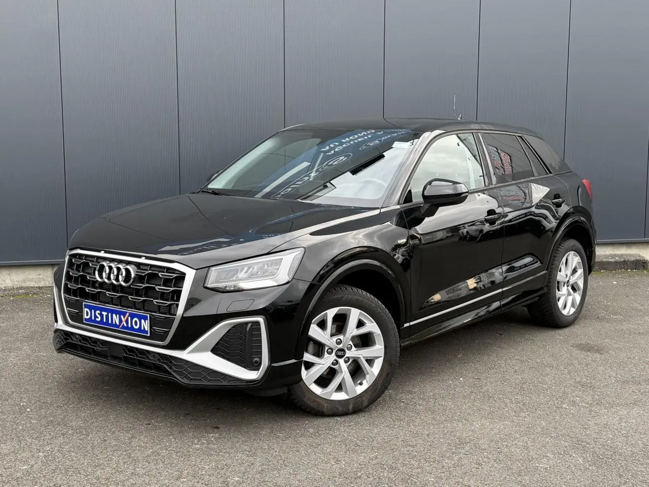Audi Q2 35 TFSI S-Line noir Mythe vue 3/4 avant droit avec jantes alliage et calandre chromée