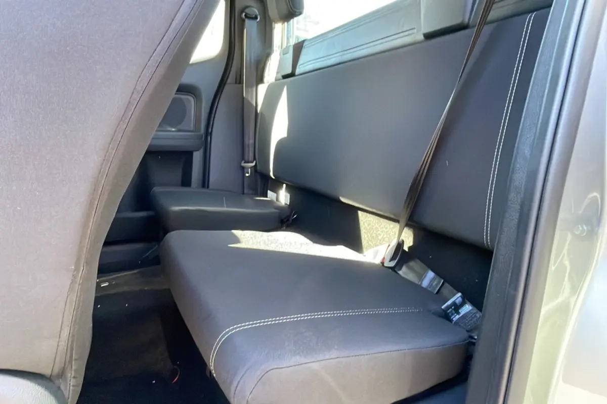 Vue intérieure côté droit sur la banquette arrière en cuir noir avec surpiqûres blanches du Ford Ranger gris iconic 2026 Supercab.