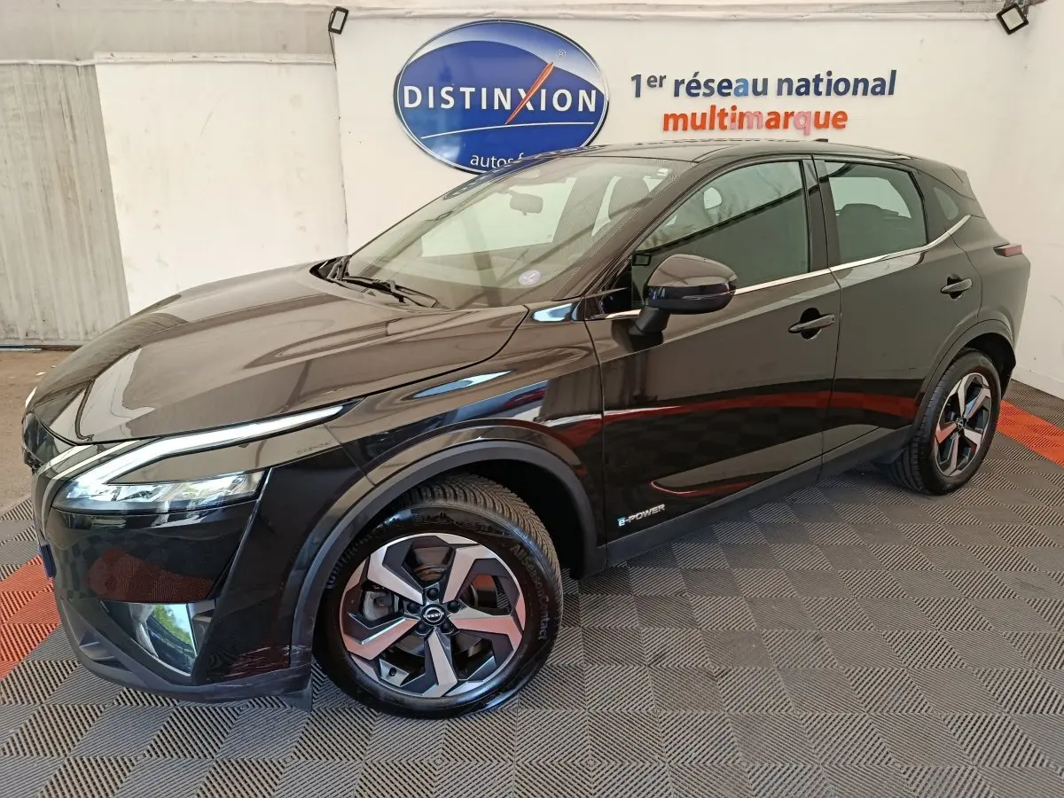 Nissan Qashqai e-Power noir en 3/4 avant droit, avec jantes alliage et logo e-Power visible sur la porte.