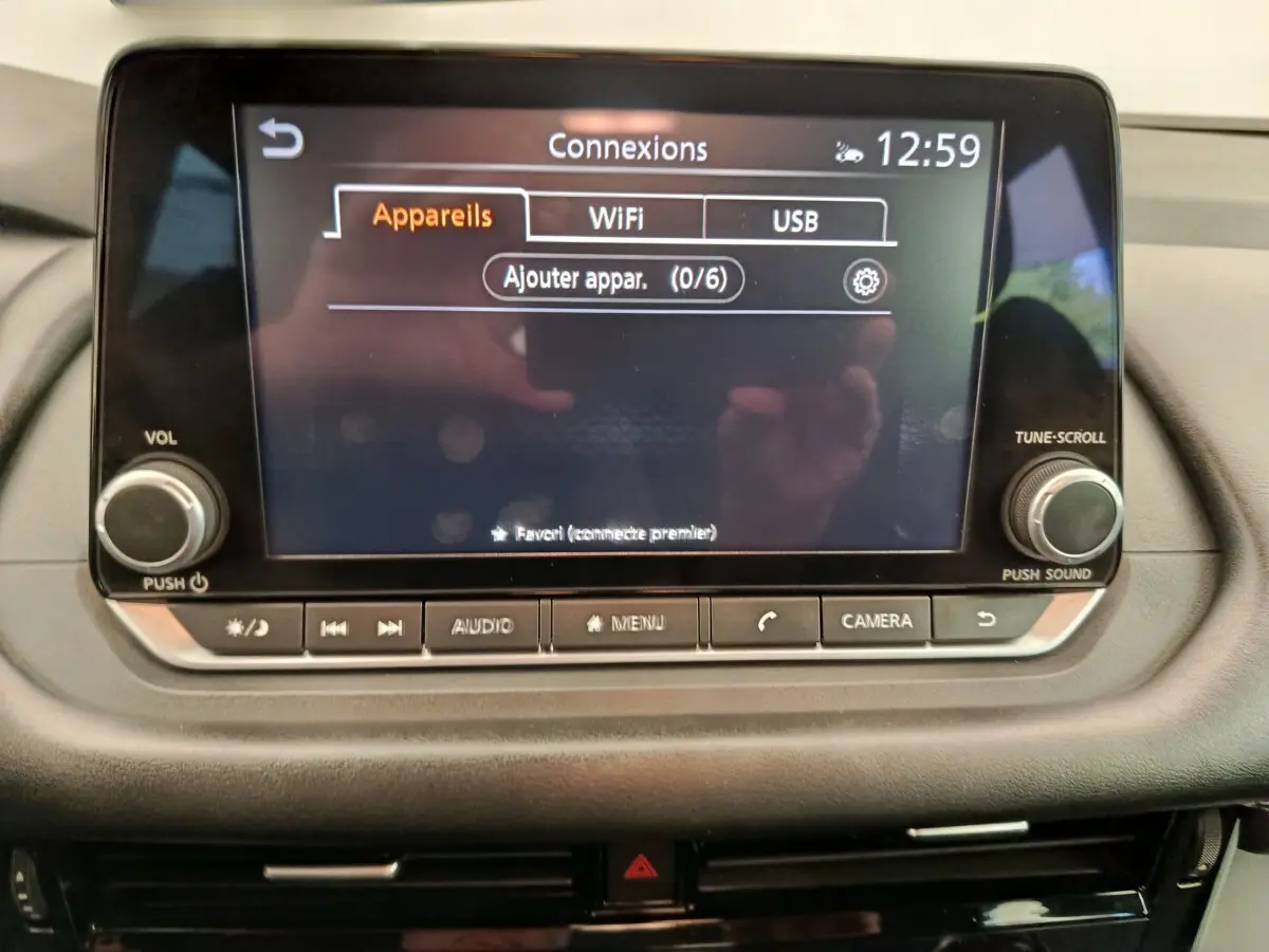 Écran tactile central du Nissan Qashqai e-Power 190 Business Edition 2024 affichant le menu Connexions WiFi, USB et Appareils.