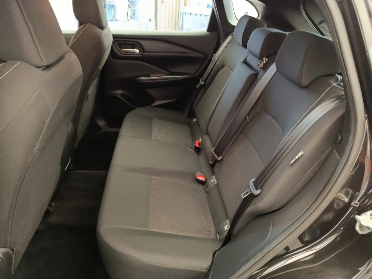 Vue intérieure côté droit montrant la banquette arrière noire du Nissan Qashqai e-Power 190 Business Edition 2024.