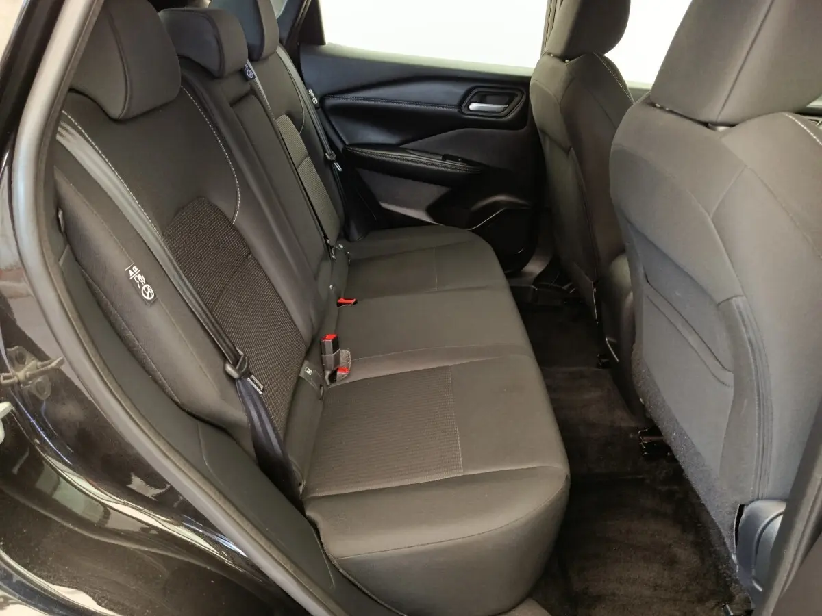 Vue intérieure côté gauche sur la banquette arrière noire du Nissan Qashqai e-Power 190 Business Edition 2024.