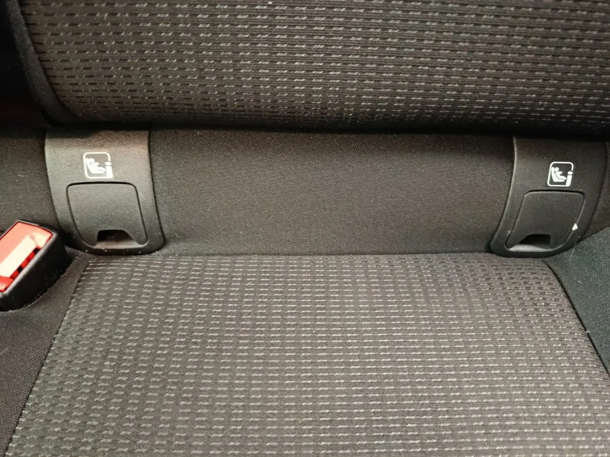Détail de la banquette arrière noire du Nissan Qashqai e-Power 2024 avec fixations Isofix visibles.