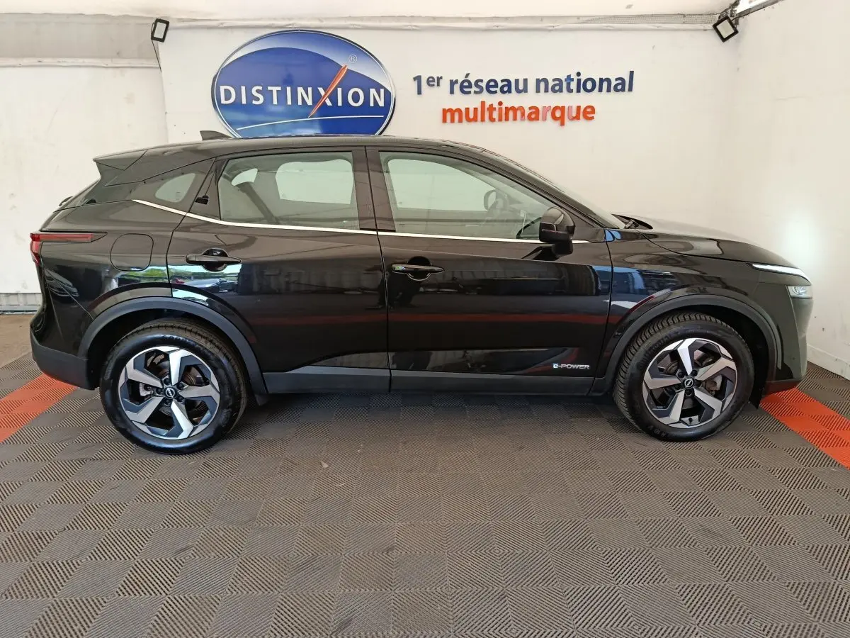 Profil droit du Nissan Qashqai e-Power noir 2024 avec jantes alliage et logo e-Power sur la porte avant.