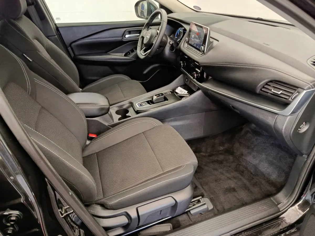 Intérieur noir du Nissan Qashqai e-Power 190 Business Edition, vue côté conducteur avec tableau de bord et console centrale.