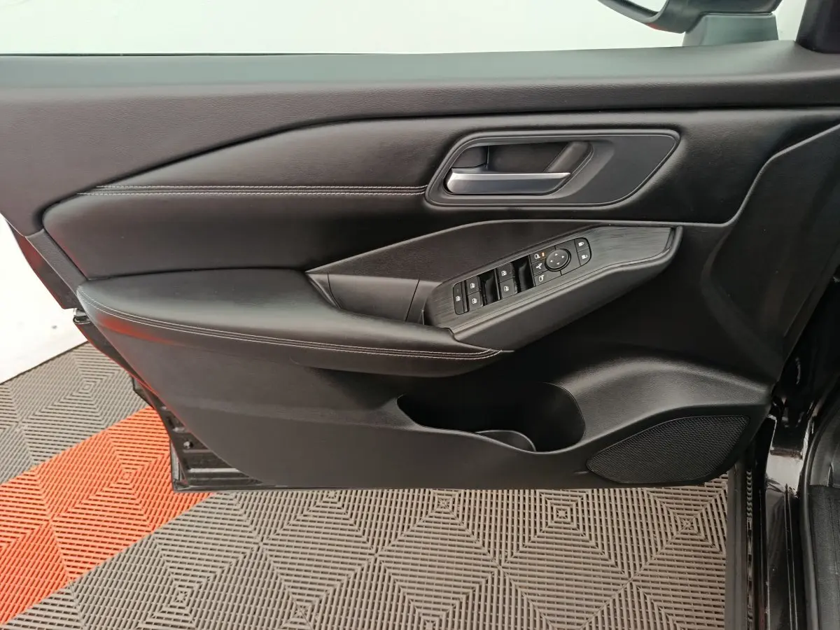 Vue intérieure côté conducteur de la porte noire du Nissan Qashqai e-Power 190 Business Edition avec commandes électriques.