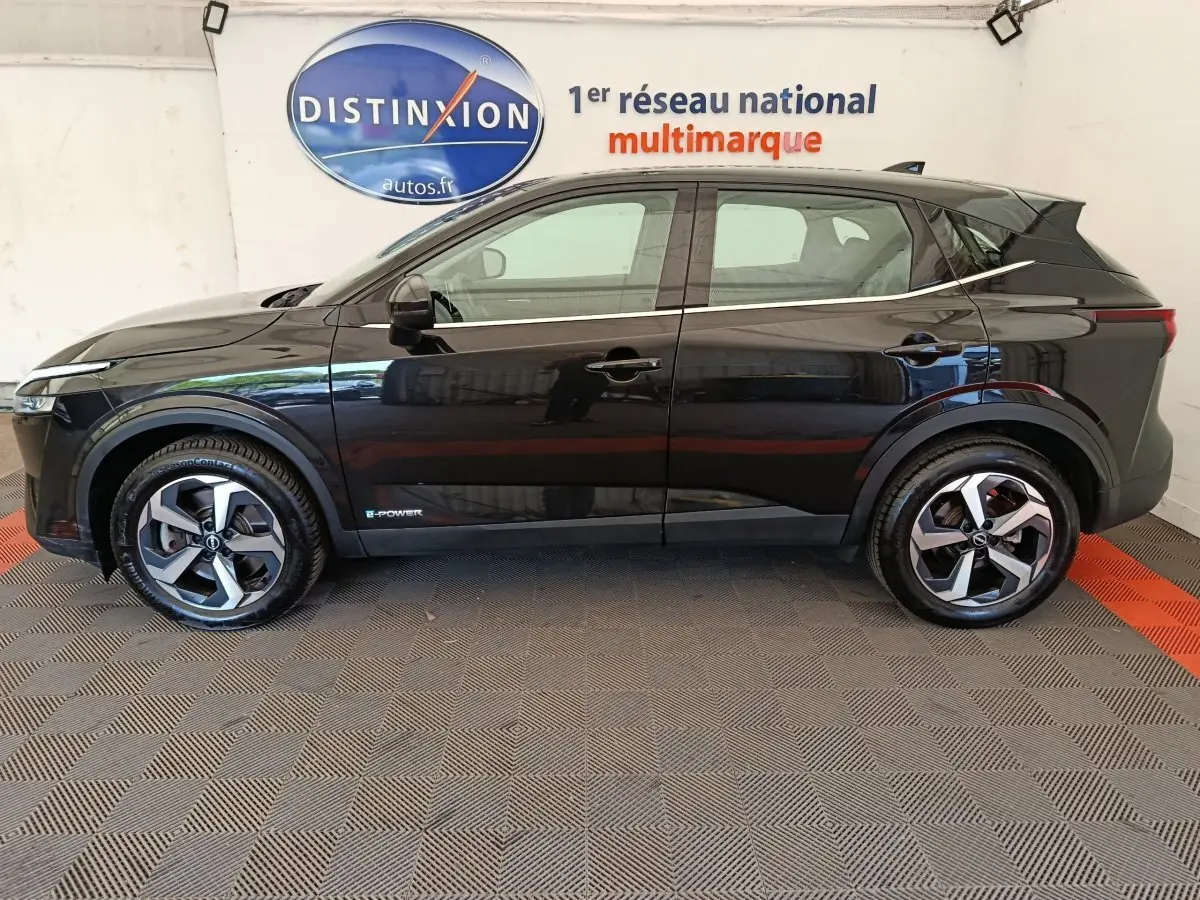 Vue de profil côté gauche d'un Nissan Qashqai e-Power noir 2024 avec jantes alliage et logo e-Power visible.