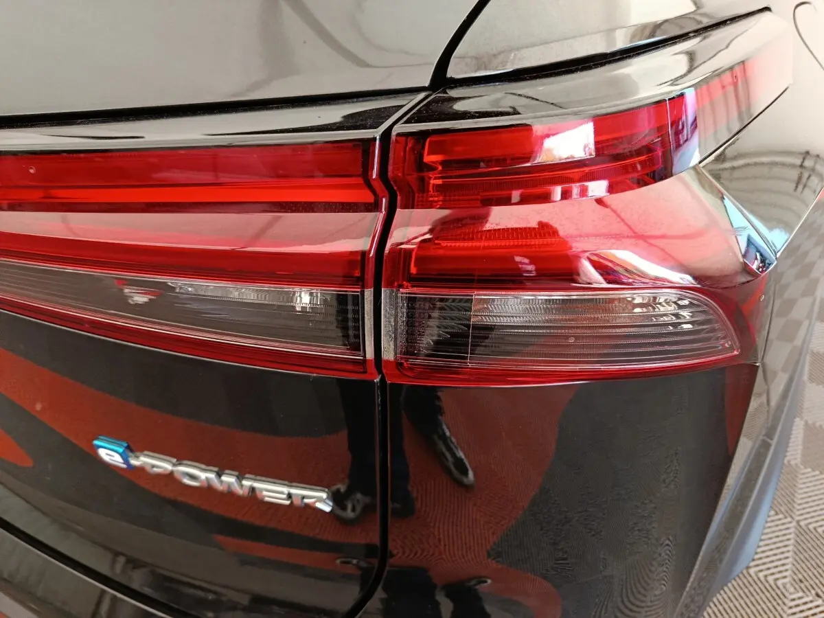 Gros plan sur le feu arrière droit et le logo e-Power du Nissan Qashqai noir 2024, finition Business Edition.