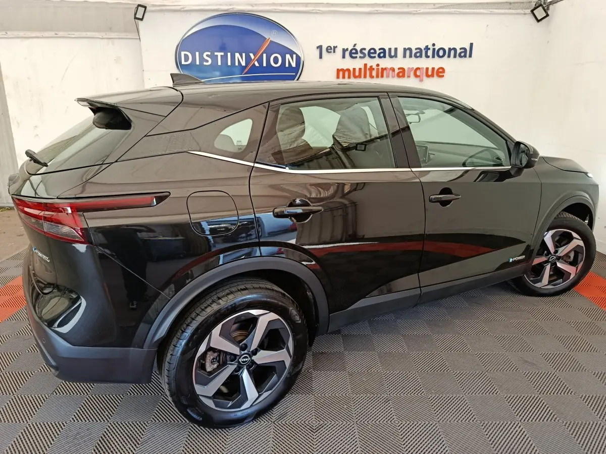 Vue latérale droite d'un Nissan Qashqai e-Power noir 2024 avec jantes alliage et feux arrière LED distinctifs.
