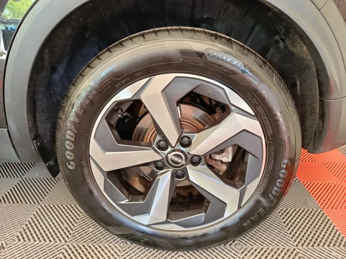 Gros plan sur la roue avant droite du Nissan Qashqai e-Power 190 Business Edition BVA noire avec jante alliage et pneu Goodyear.