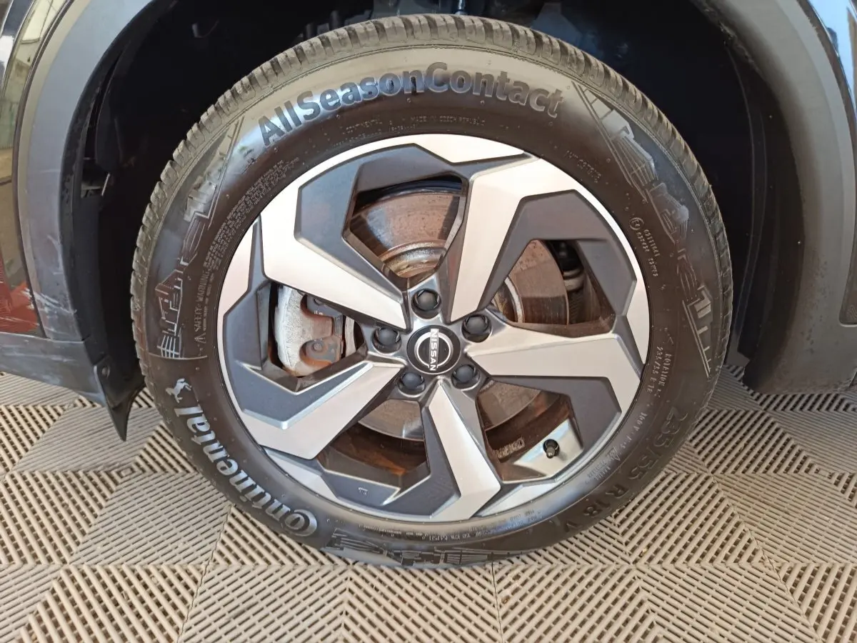 Gros plan sur la roue avant gauche du Nissan Qashqai e-Power 190 Business Edition noire, jante alliage et pneu Continental.
