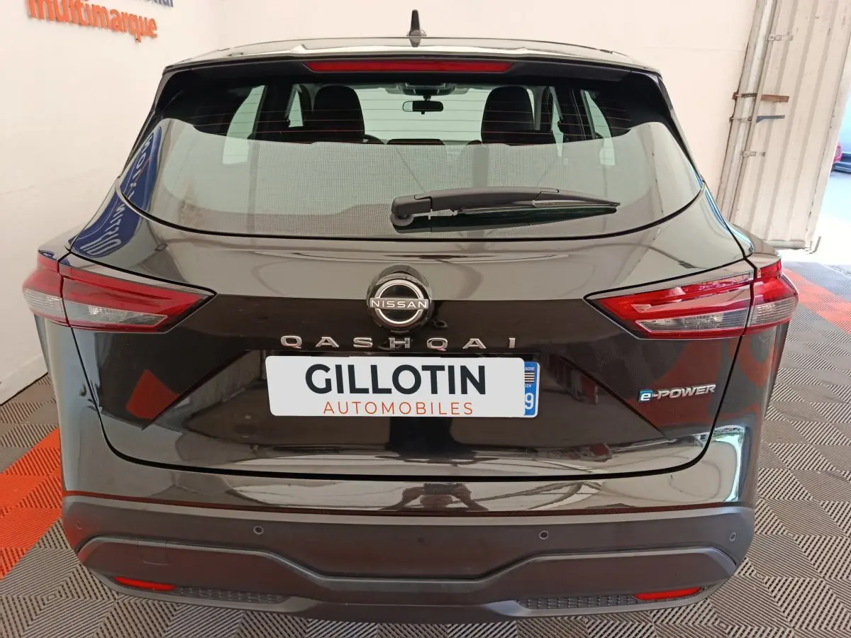 Vue arrière d'un Nissan Qashqai e-Power noir avec feux LED et logo distinctif e-Power visible sur le coffre.