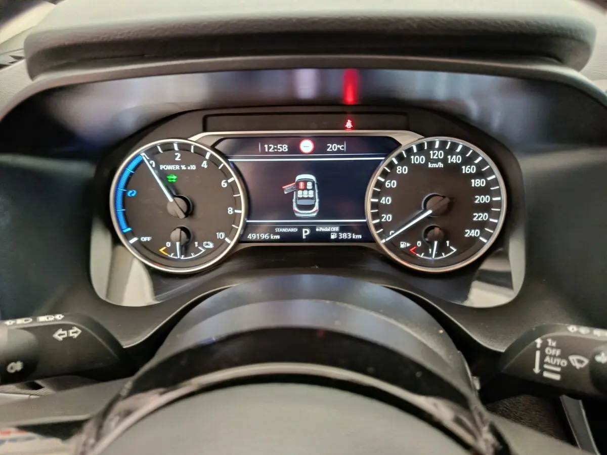 Vue rapprochée du tableau de bord numérique du Nissan Qashqai e-Power 190 Business Edition, affichage des compteurs et informations.
