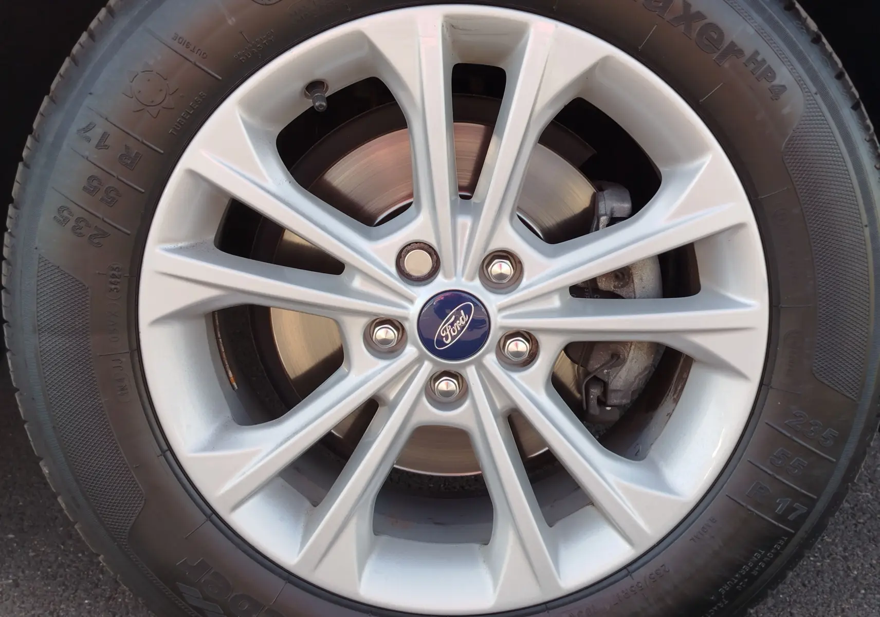 Gros plan sur la jante alliage argentée du Ford Kuga 2019 avec logo Ford central et disque de frein visible.