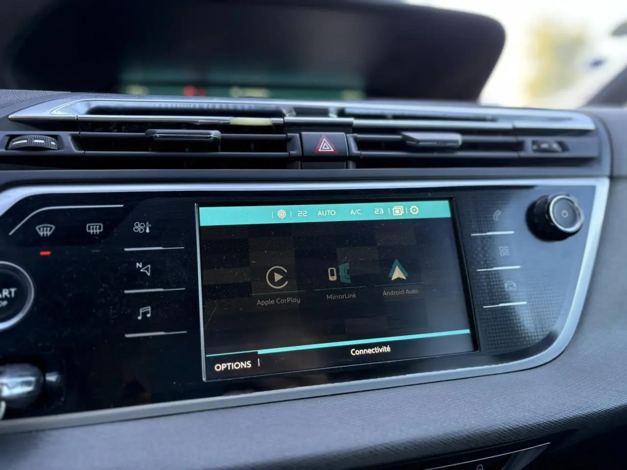 Écran tactile central du tableau de bord de la Citroën C4 Picasso 2017 avec interface Apple CarPlay et Android Auto.