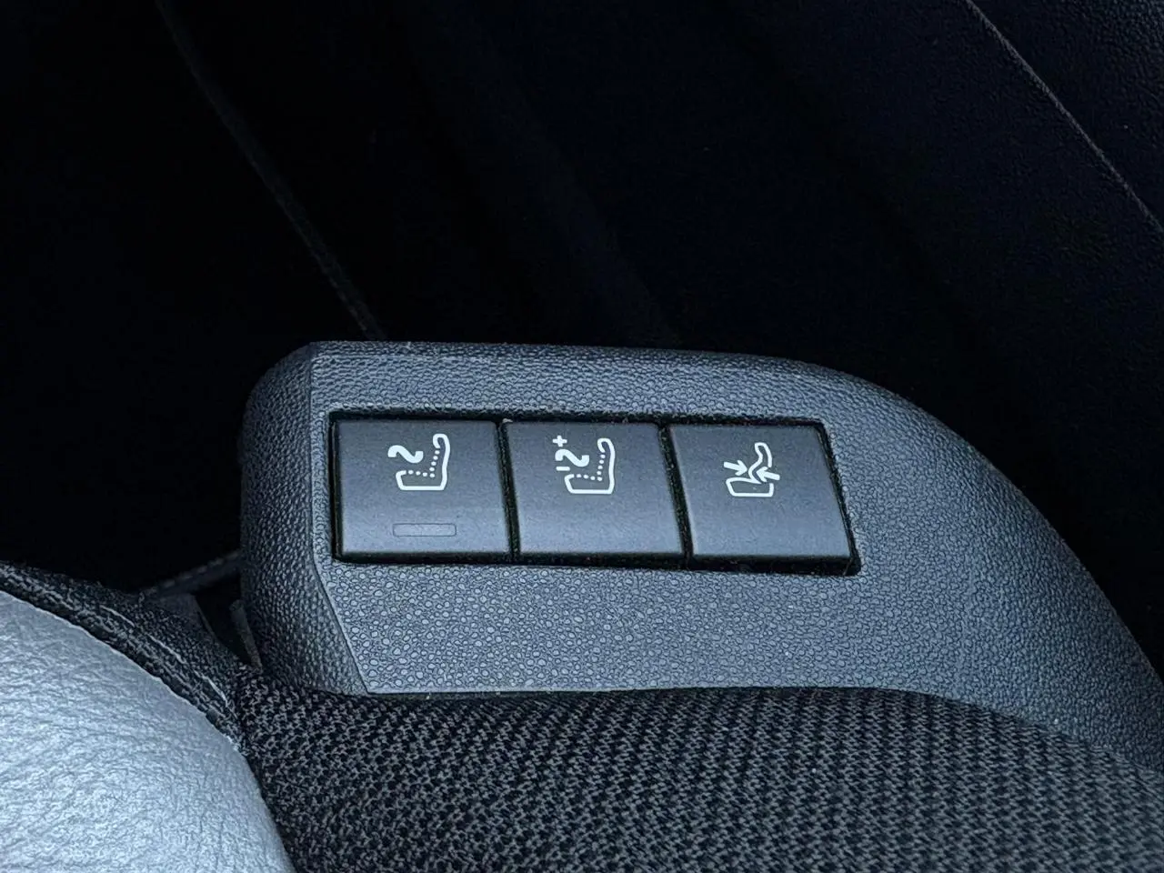 Boutons de réglage des accoudoirs inclinables sur siège avant en tissu et cuir dans une Citroën C4 Picasso gris Platinium 2017.