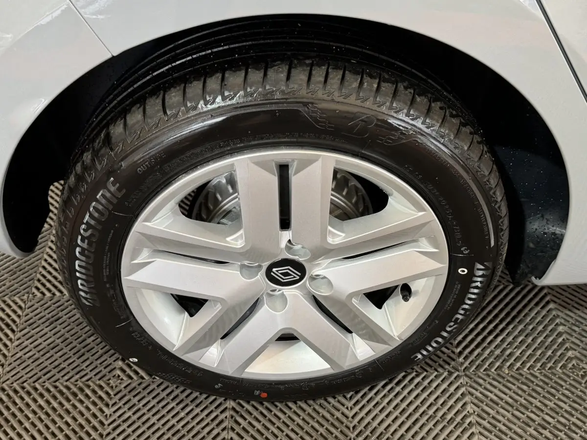 Gros plan sur la roue avant droite gris clair d'une Renault Clio Evolution Blue dCi 100 avec jante en alliage.