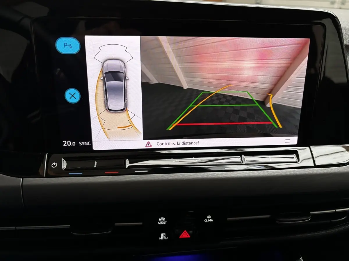 Écran tactile central affichant la caméra de recul et la vue 360° dans une Volkswagen Golf noire 2024.