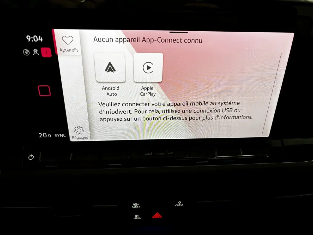 Écran tactile central de la Volkswagen Golf noire 2024 affichant la connexion Android Auto et Apple CarPlay