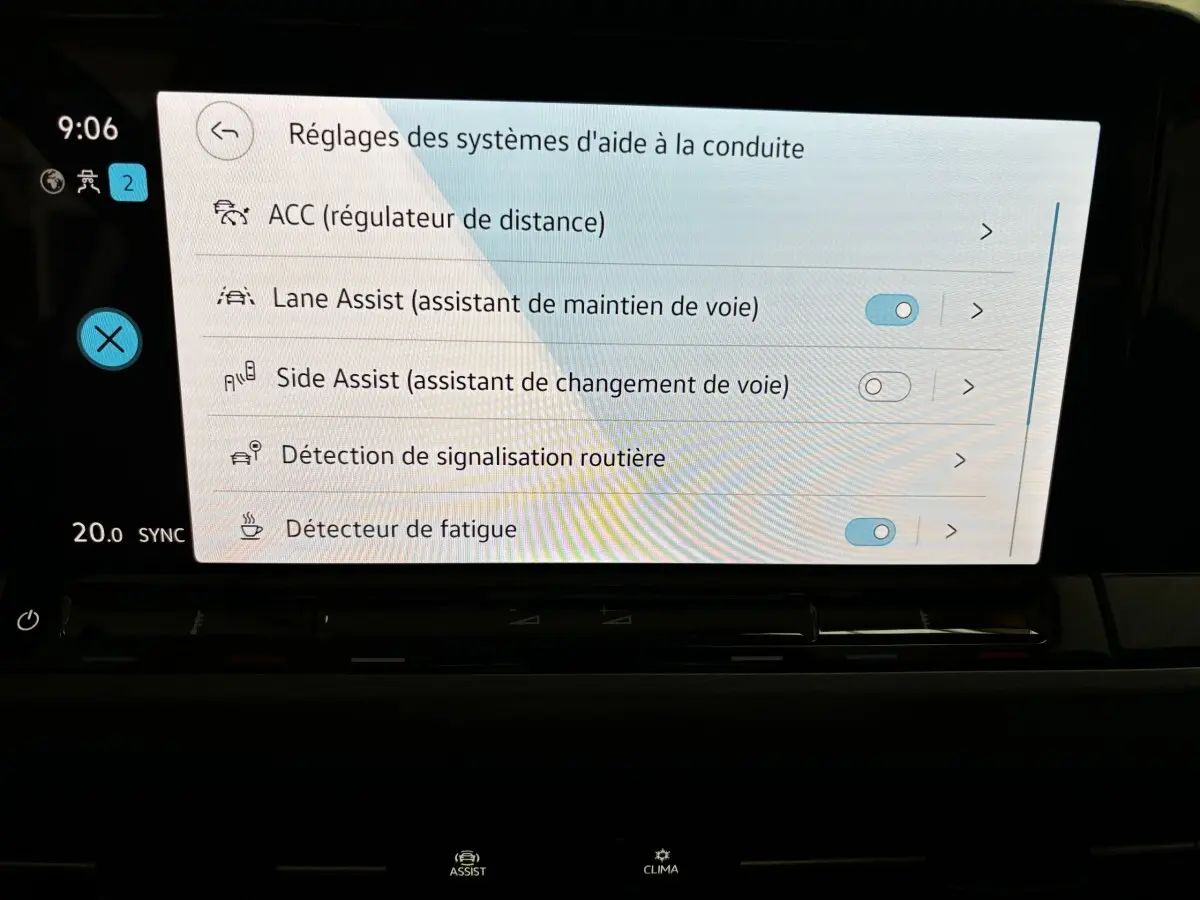 Écran tactile central du Volkswagen Golf 1.5 Style 2024 affichant les réglages des aides à la conduite.