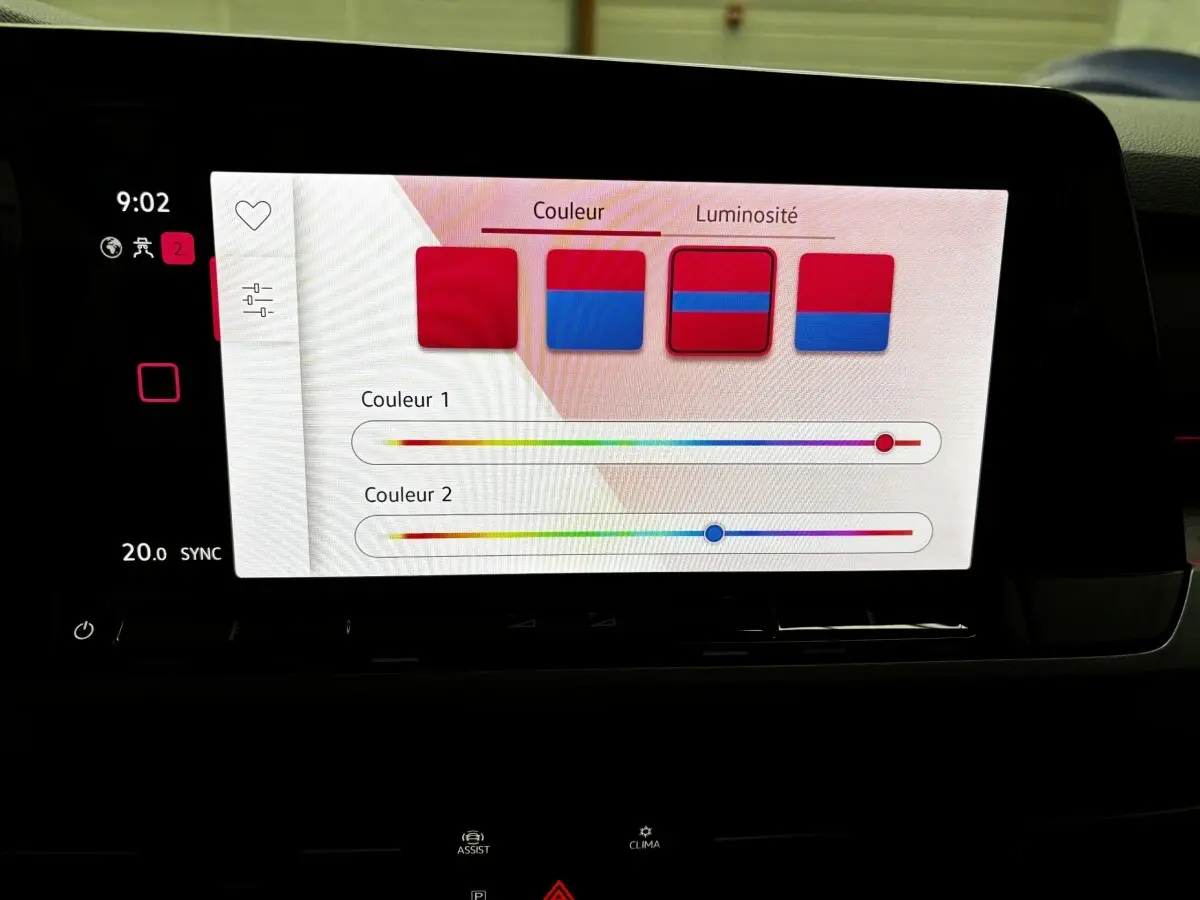 Écran tactile central du Volkswagen Golf 2024 affichant le réglage des couleurs d'ambiance intérieure.