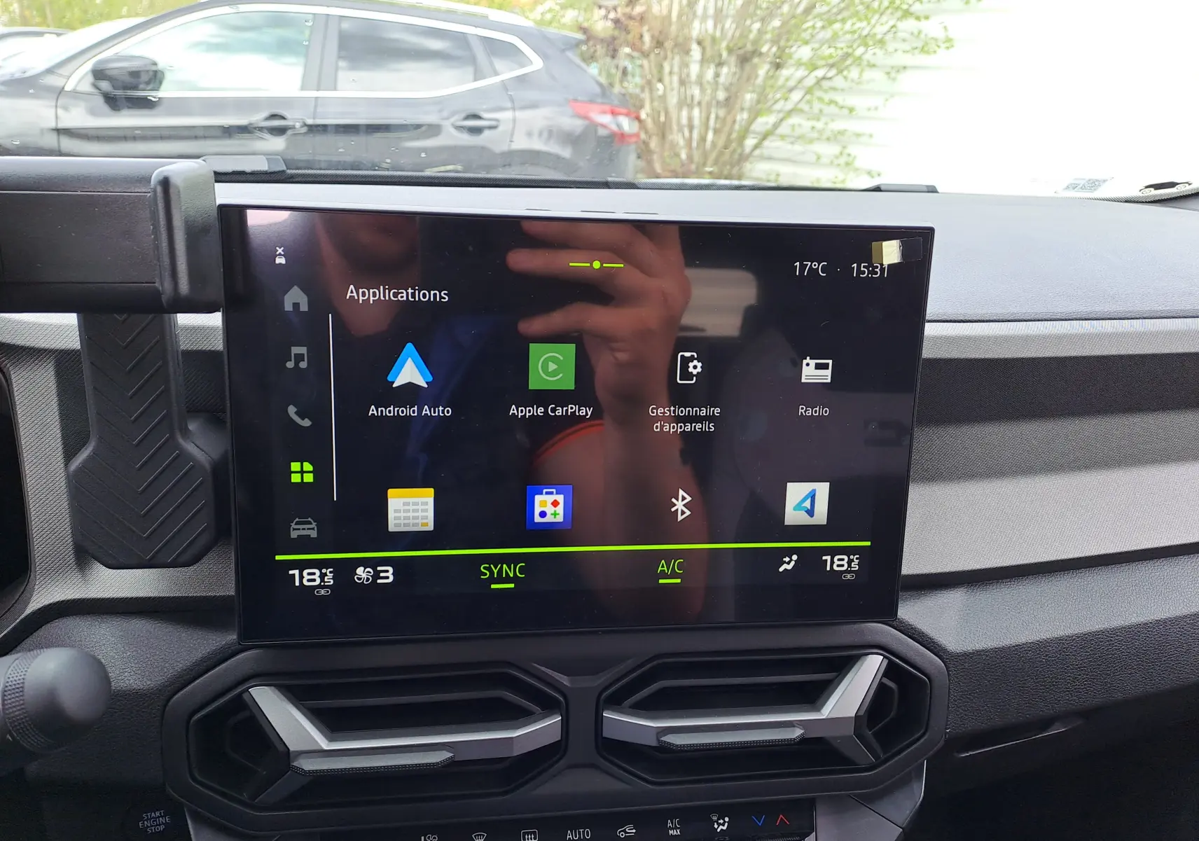Écran tactile central du tableau de bord du Dacia Bigster 2026, affichant les applications connectées, intérieur gris.