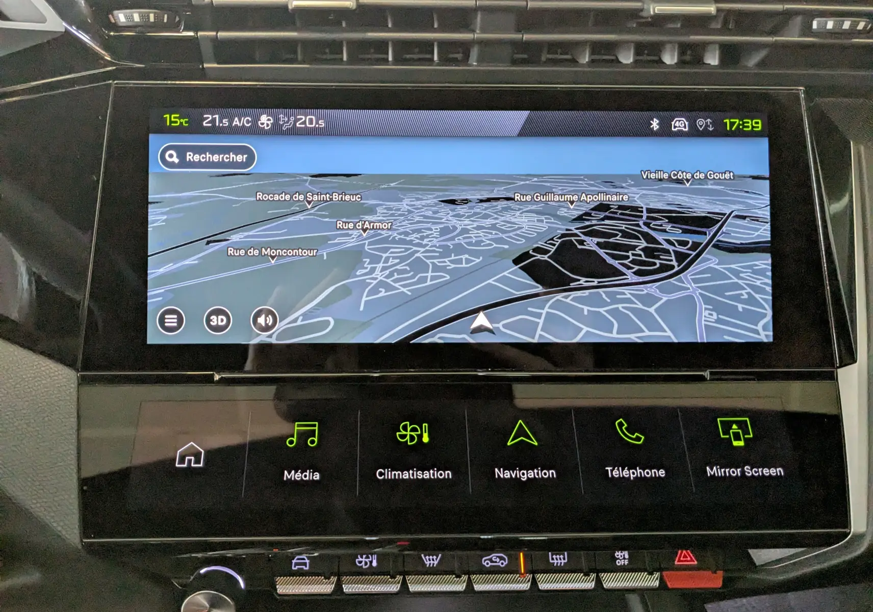 Vue rapprochée de l’écran tactile central du Peugeot 408 Hybrid 145 GT affichant la navigation en 3D.