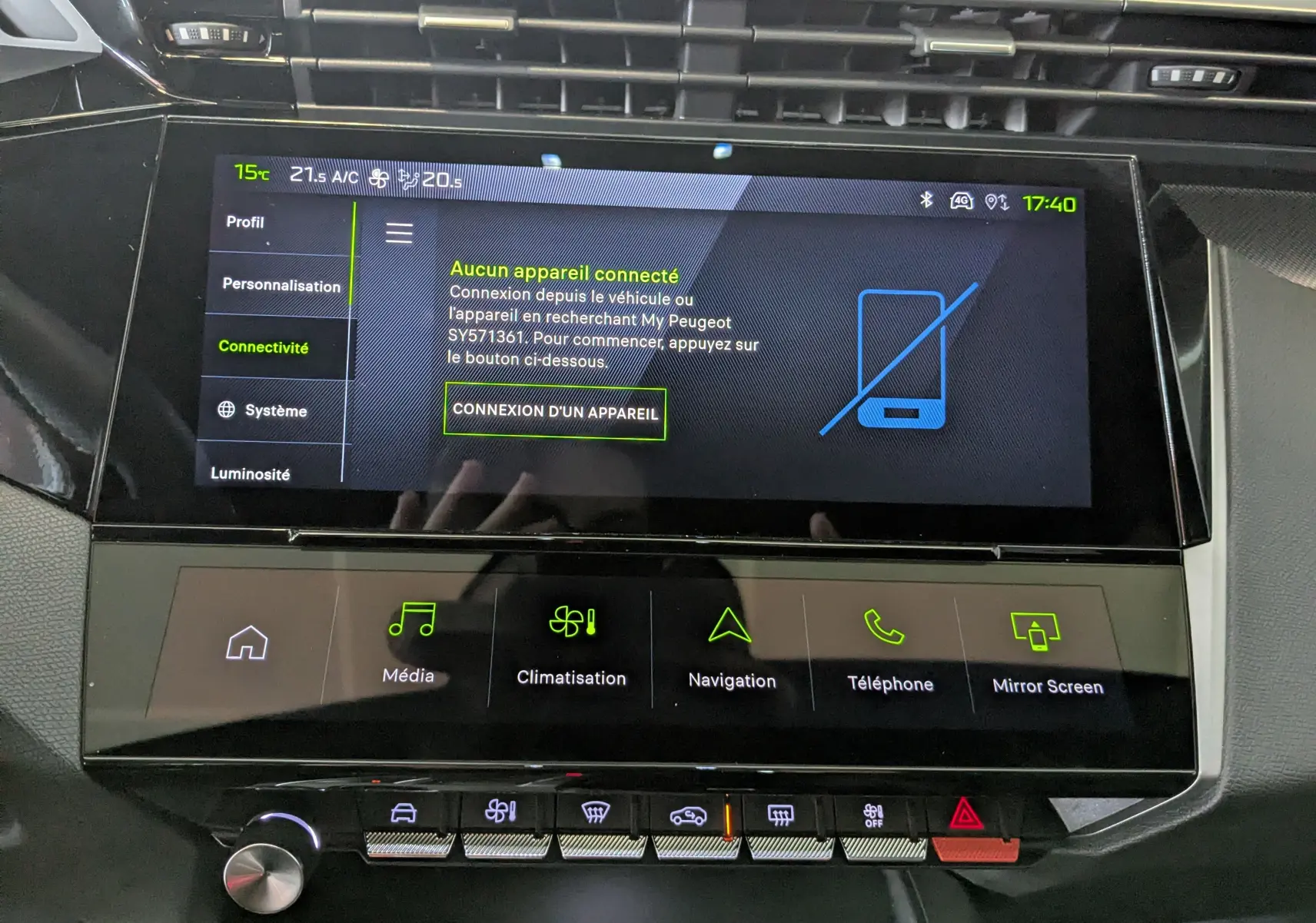 Vue rapprochée de l'écran tactile central du Peugeot 408 Hybrid 145 e-DCS6 GT, affichant le menu de connectivité.