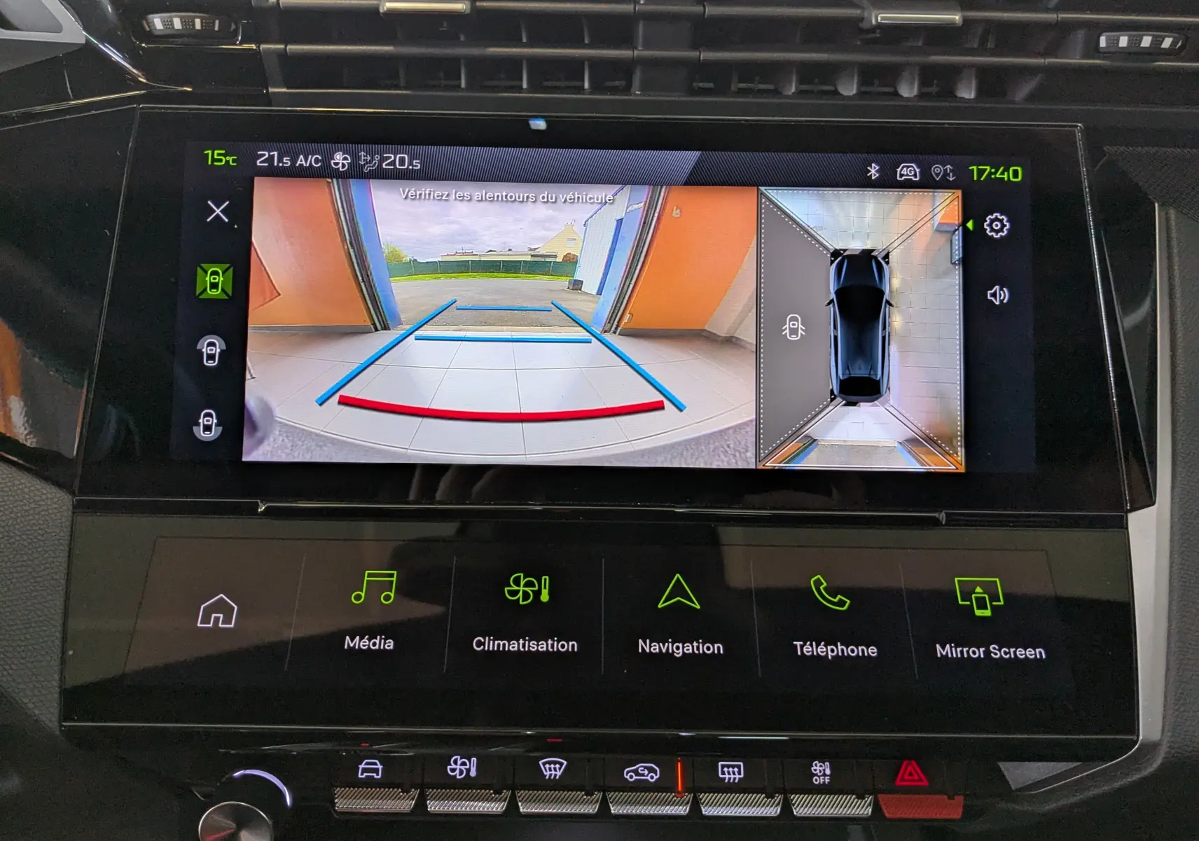 Écran central du Peugeot 408 Hybrid blanc montrant la caméra de recul avec vue arrière et vue 360° du véhicule.