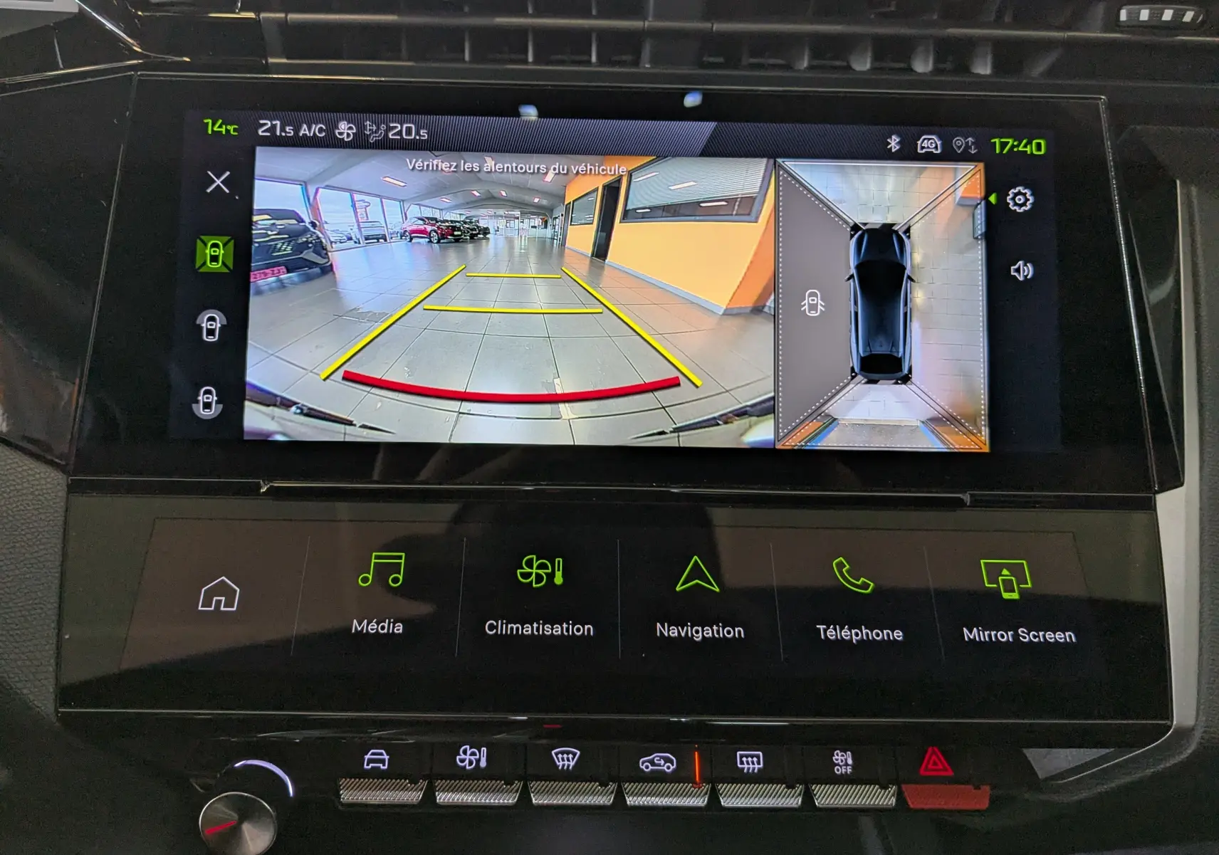 Écran tactile du tableau de bord montrant la caméra de recul et la vue 360° du Peugeot 408 Hybrid blanc.