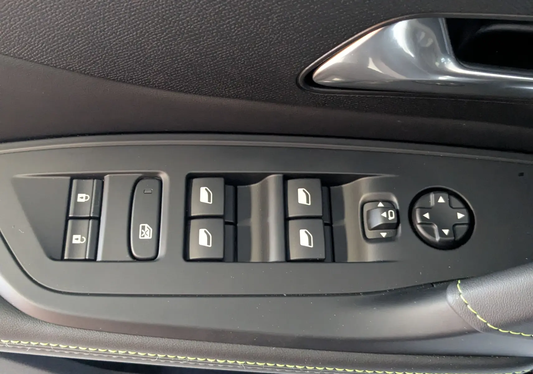 Gros plan sur les commandes de lève-vitres et rétroviseurs côté conducteur d'une Peugeot 408 Hybrid 145 e-DCS6 GT 2025.