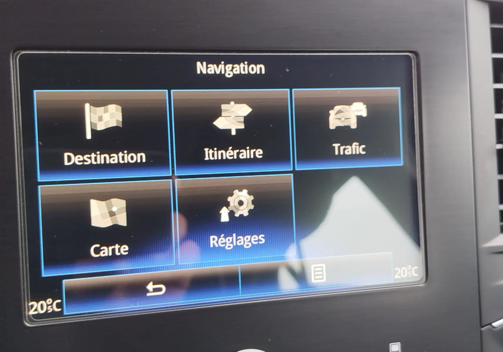 Écran tactile de navigation de Renault Mégane 1.5 dCi 110ch Business, affichant les options Destination, Itinéraire, Trafic, Carte et Réglages.