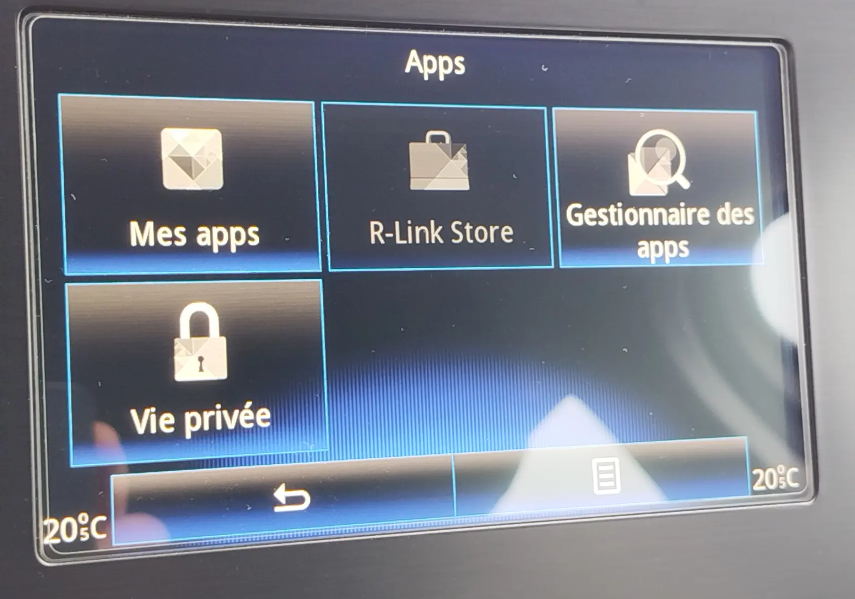 Écran tactile central de la Renault Mégane 2018 affichant le menu des applications avec température à 20°C.