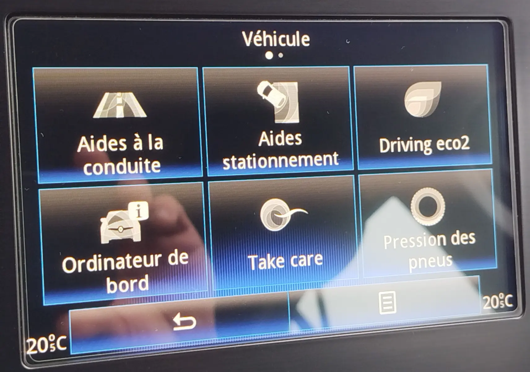 Écran tactile intérieur de la Renault Mégane 2018 affichant le menu des aides à la conduite et pression des pneus.