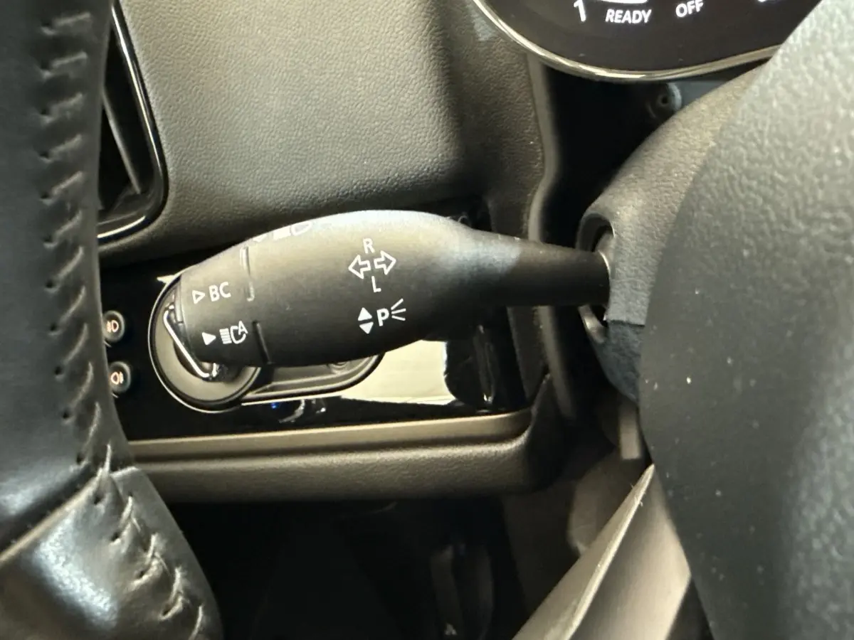 Gros plan sur la manette de clignotants à gauche du volant cuir du MINI Countryman gris clair 2023.