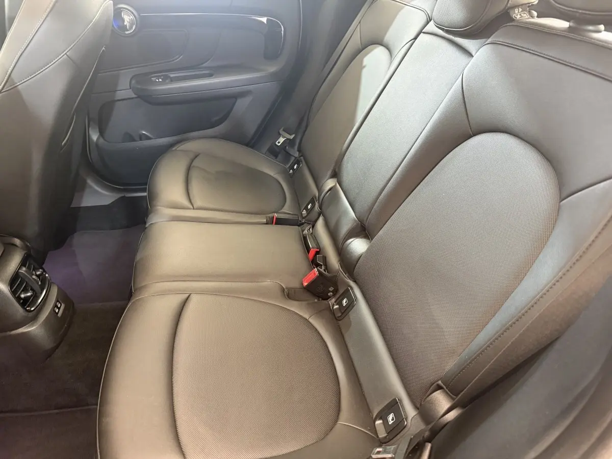 Vue intérieure des sièges arrière en cuir noir du MINI Countryman Cooper Essential 2023, côté droit.