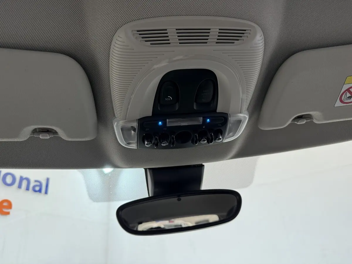 Vue intérieure du plafonnier gris clair avec commandes et rétroviseur dans une MINI Countryman 2023.