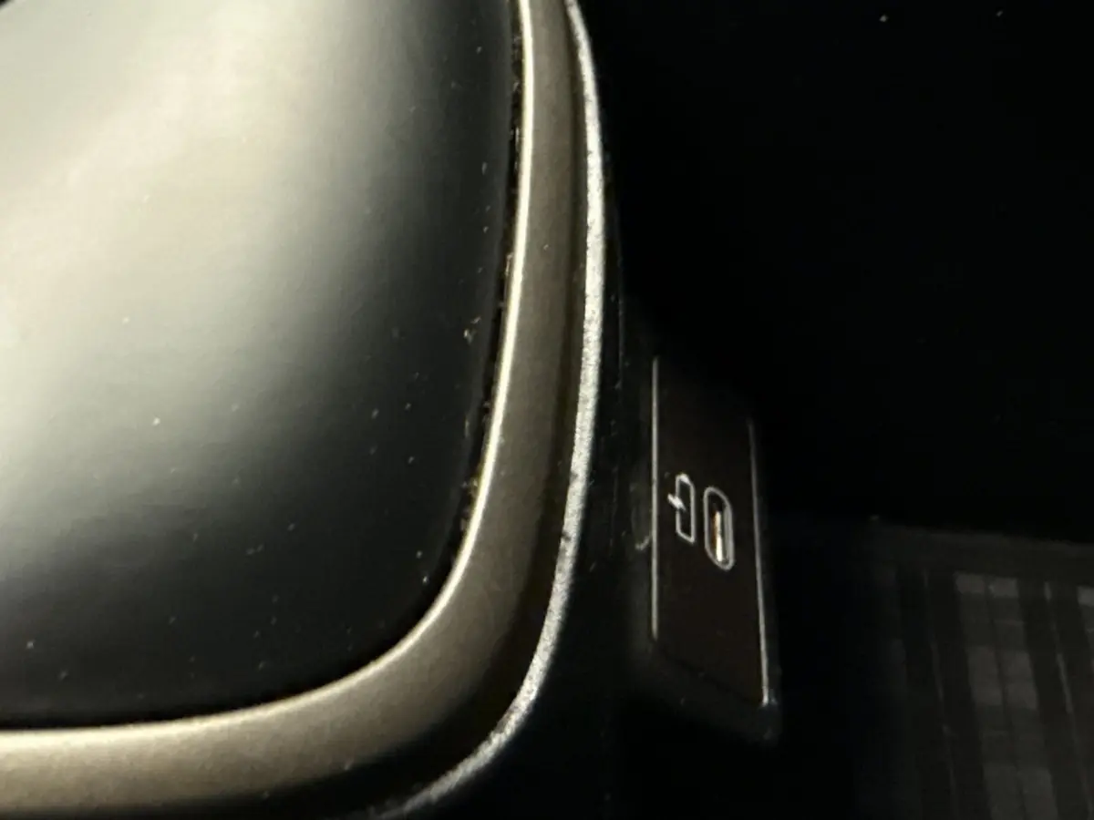 Gros plan sur la prise USB située près du levier de vitesses dans l’habitacle gris clair du MINI Countryman 2023.
