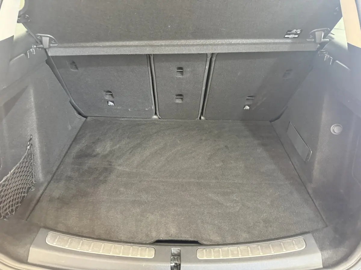 Coffre spacieux de MINI Countryman Cooper Essential 2023 vu de face, revêtement intérieur noir et filet de rangement latéral.