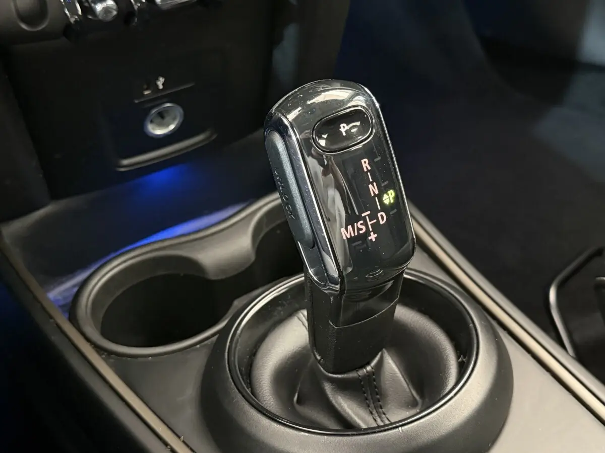 Le levier de vitesse automatique noir du MINI Countryman Cooper Essential 2023, vu en gros plan intérieur.