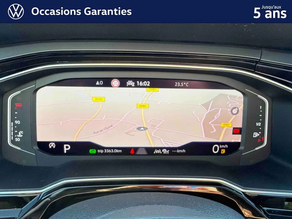Affichage numérique du tableau de bord du Volkswagen Taigo 2025 montrant la navigation et les informations de conduite.