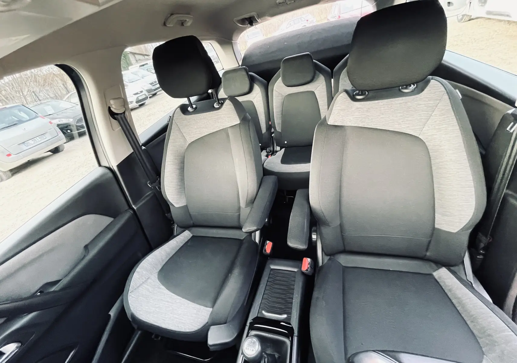 Vue intérieure avant de la Citroën C4 Picasso II avec sièges tissu noir et gris et levier de vitesse manuel visible